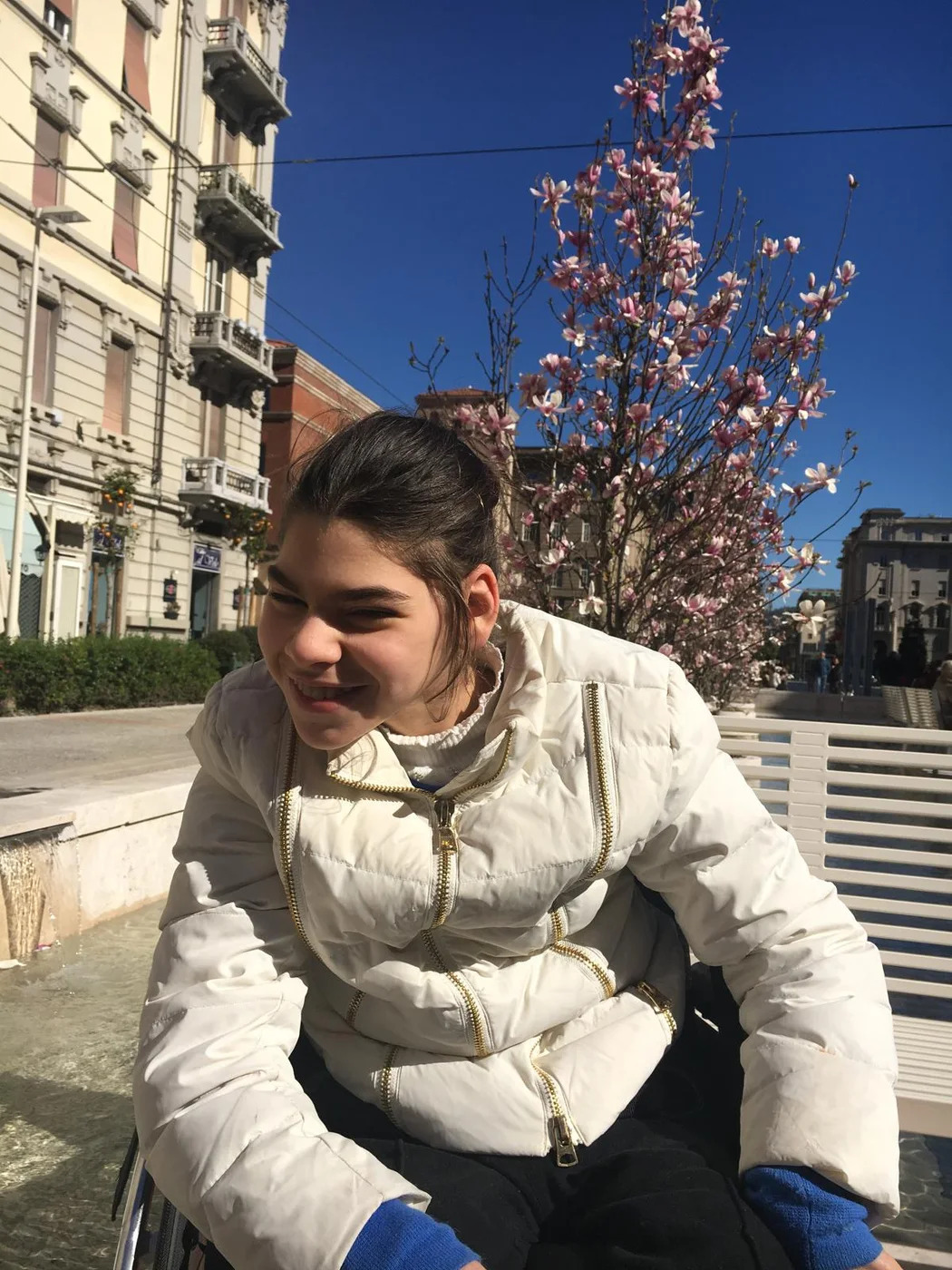 Letizia sorridente in città