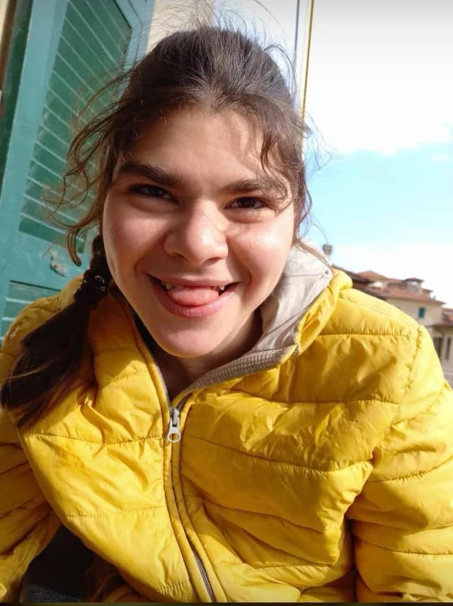 Letizia sorridente all'aperto