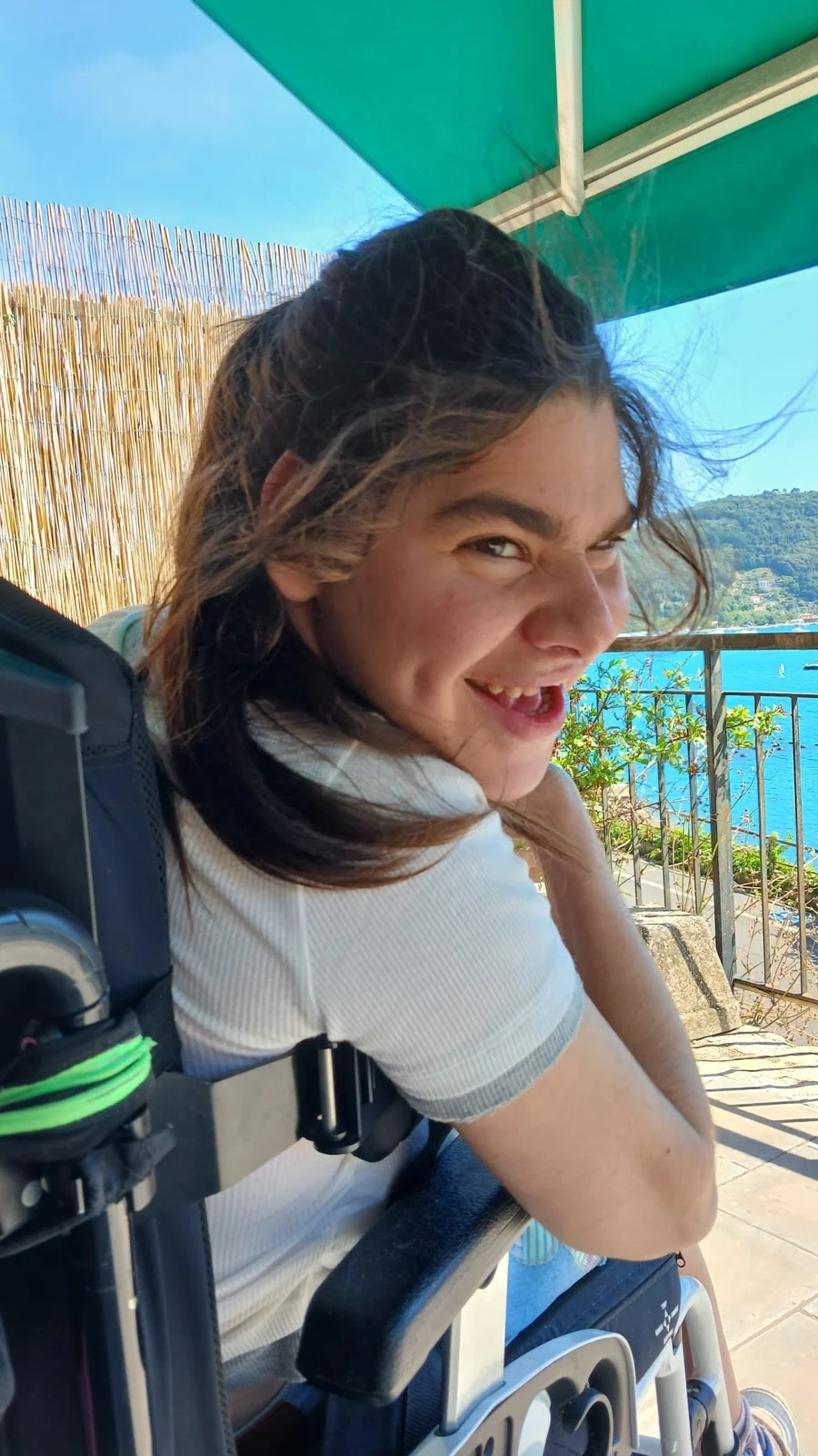 Letizia sorridente al mare